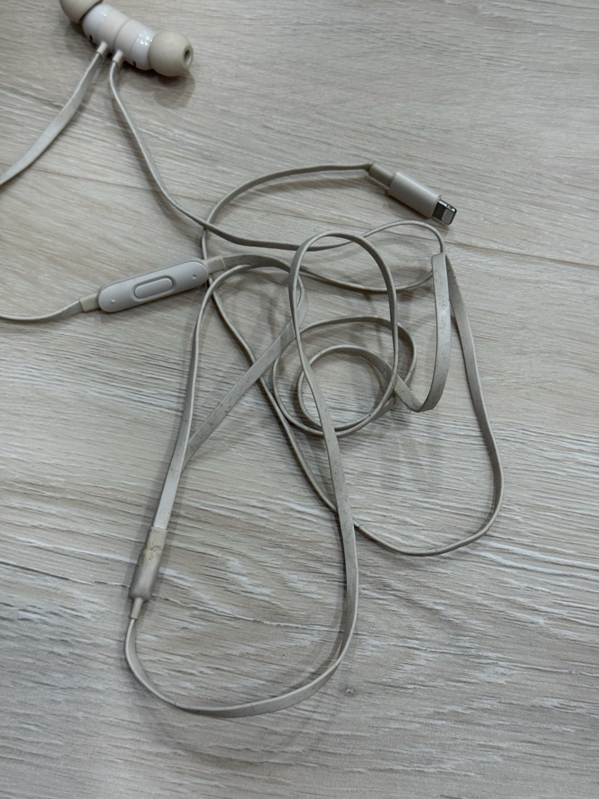 Beats by Dr. Dre UrBeats3 In-Ear Headphones Satin Gold – Lightning Connector-CR