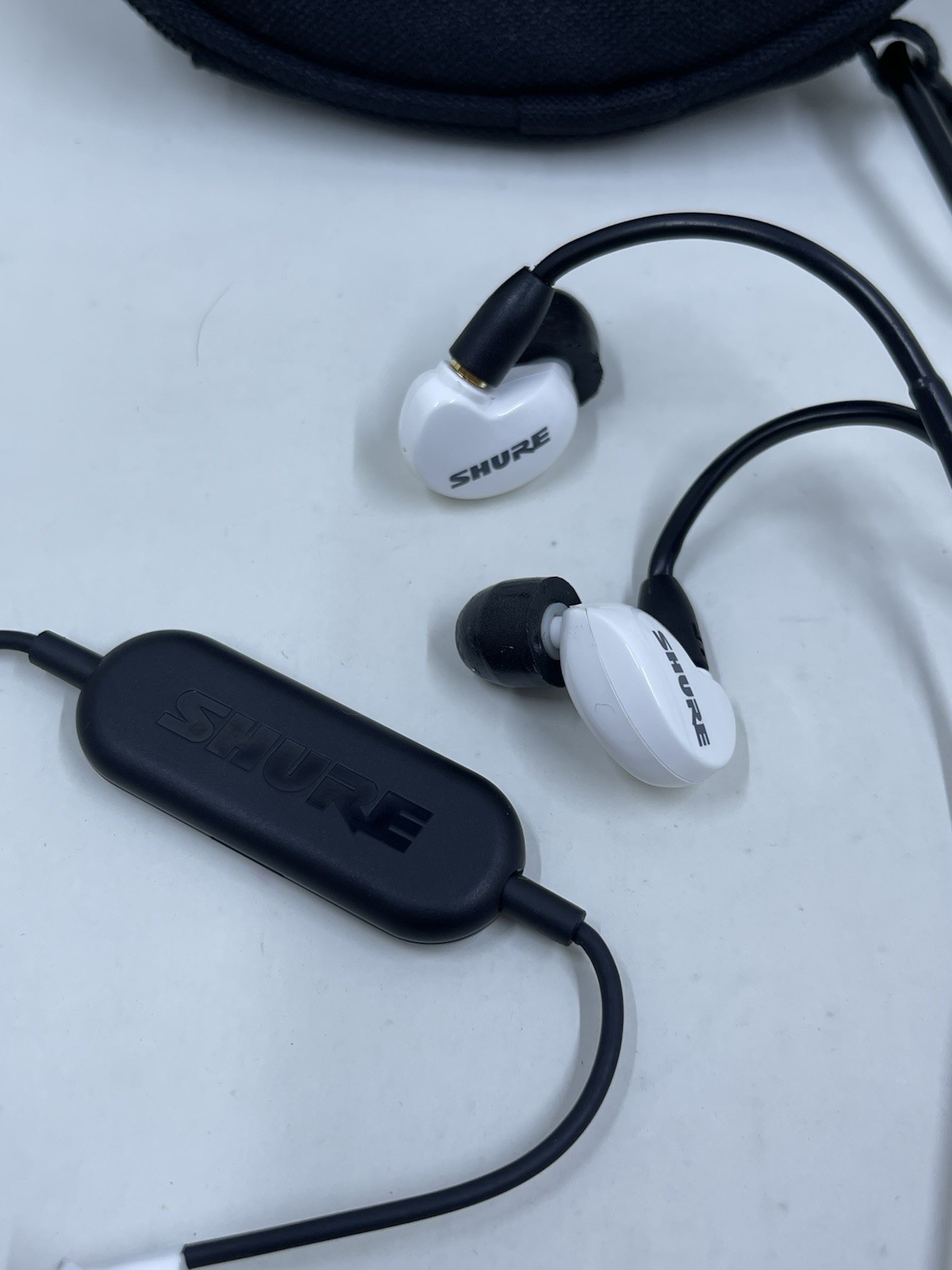 Shure SE215 In-Ear Professional Sound Isolating Headphones White w/ case