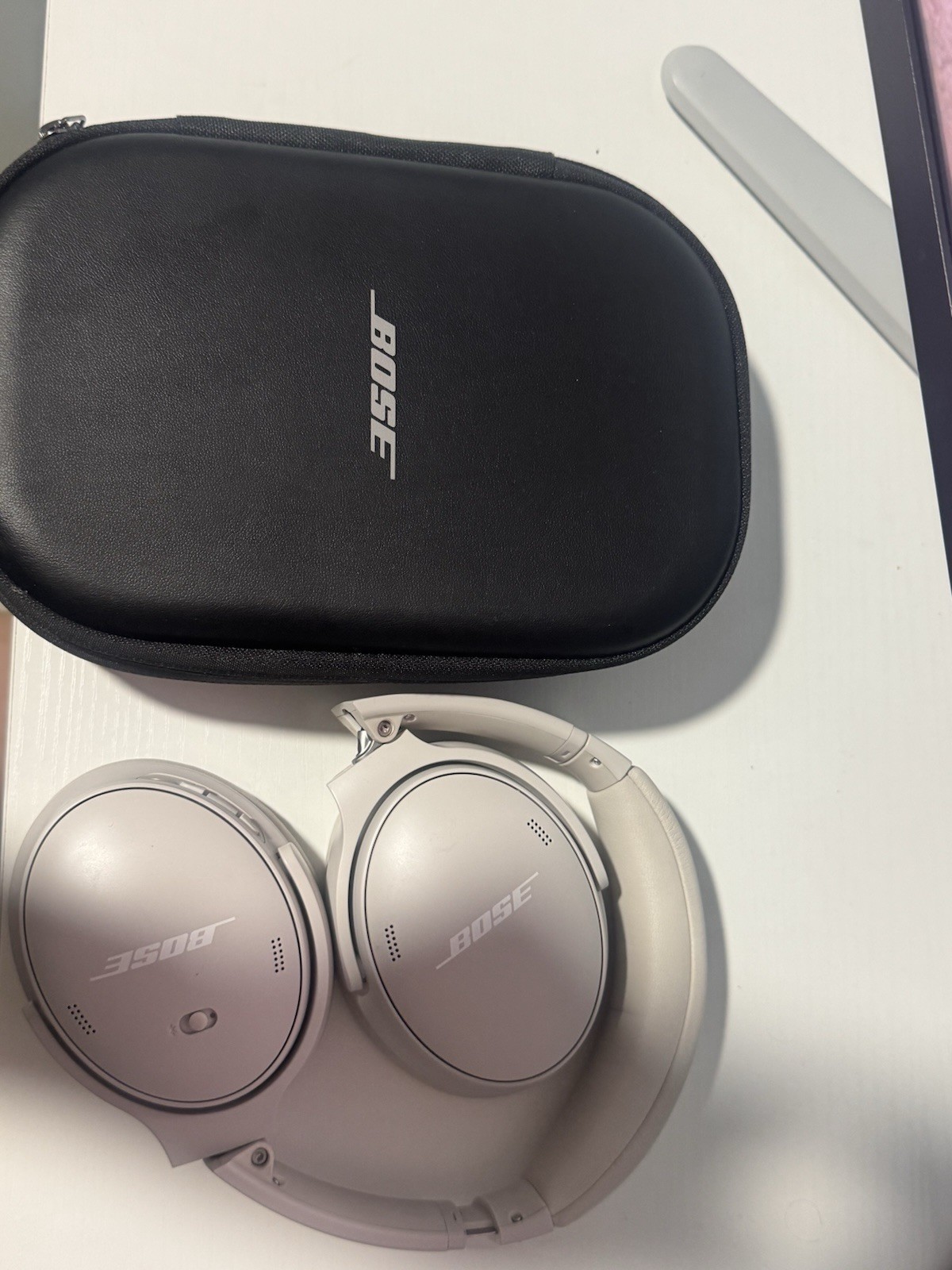Bose Quiet comfort White Over The Ear Wireless Headphones