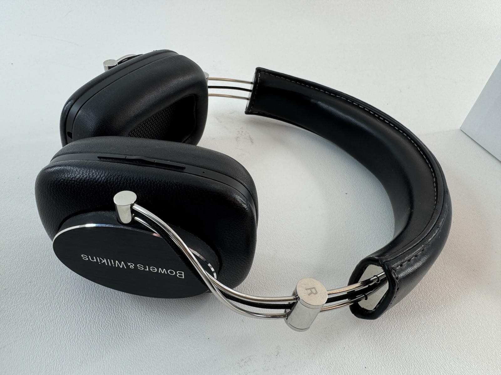Bowers & Wilkins P7 Wireless Headphones – Excellent Condition w/ Carry Case