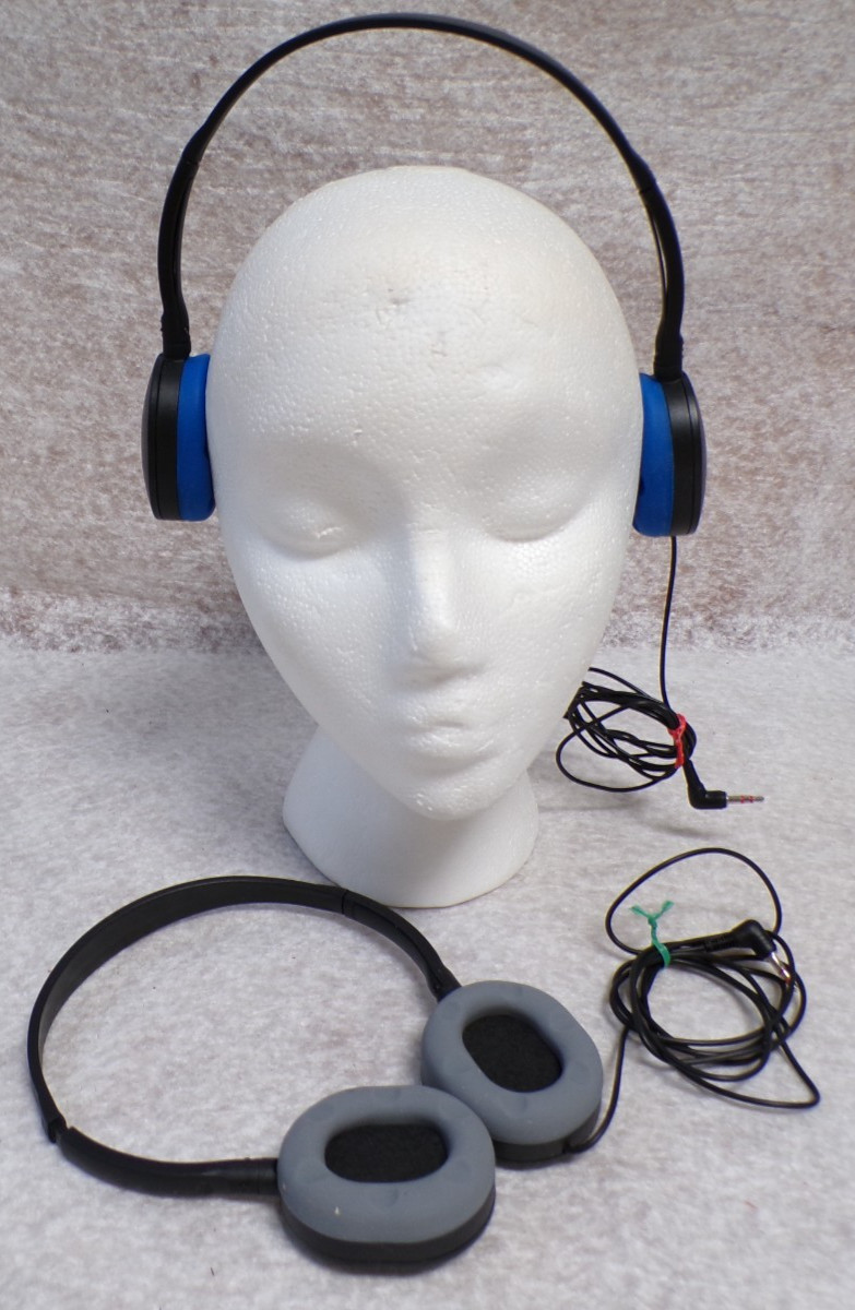 2 UNITED HEADPHONES OVER EAR PADDED CUP LIGHT WEIGHT 54″ CORD USED TESTED WORKS