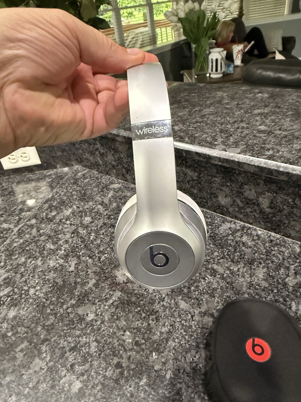 Beats by Dr. Dre Beats Solo3 Wireless On-Ear Headphones – White / Silver