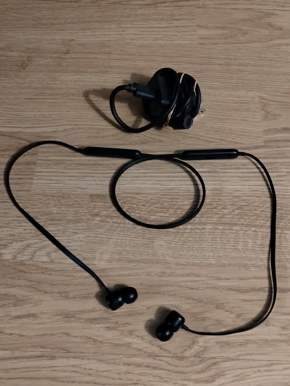 Beats Flex Wireless Earphones, Magnetic Earbuds w/ Built-in Microphone – Black