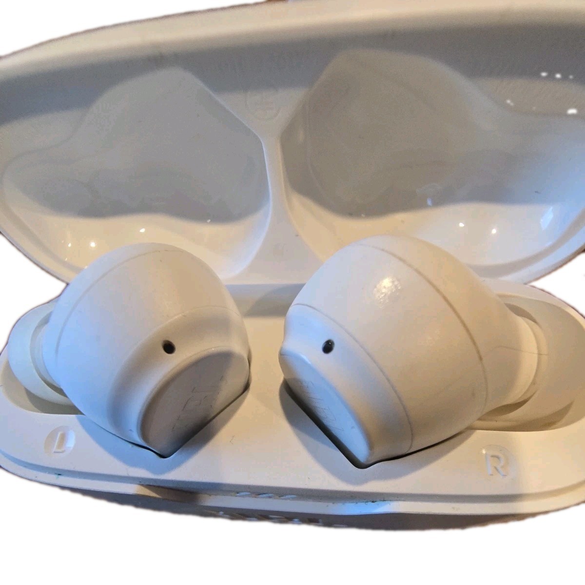 JBL Vibe Beam True Wireless Bluetooth Earbuds White Charging Case JBLVBEAMWHTAM