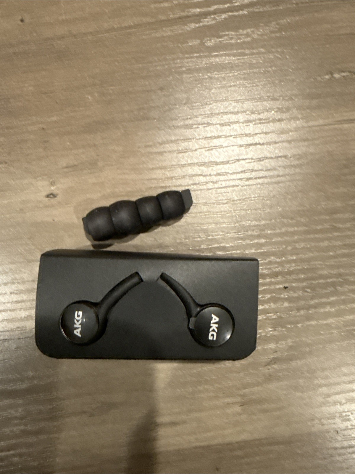 New Samsung AKG EO-IG955 3.5mm Earbud Headphones with Microphone – Black