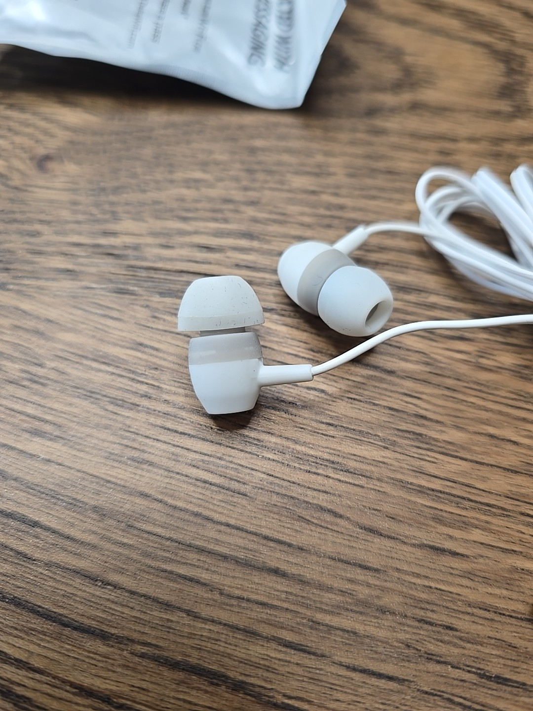 Delta Airlines Studio “Plug In Tune Out” Isolation Earbuds Headphones