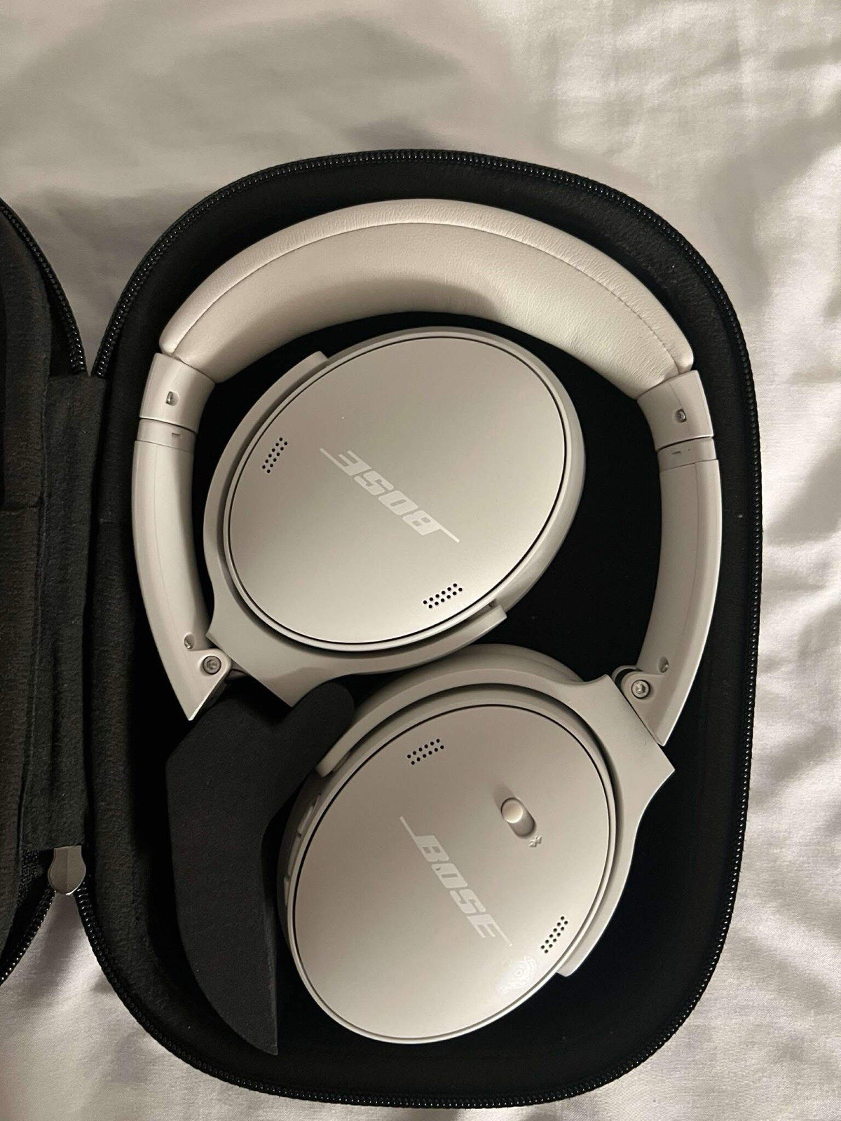 Bose QuietComfort QC45 Wireless Over-Ear Bluetooth Headphones White/Silver Case