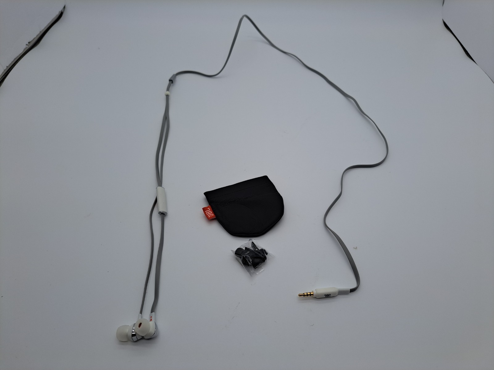 JBL J22 High-Performance In-Ear Headphones – White *TESTED & WORKING*