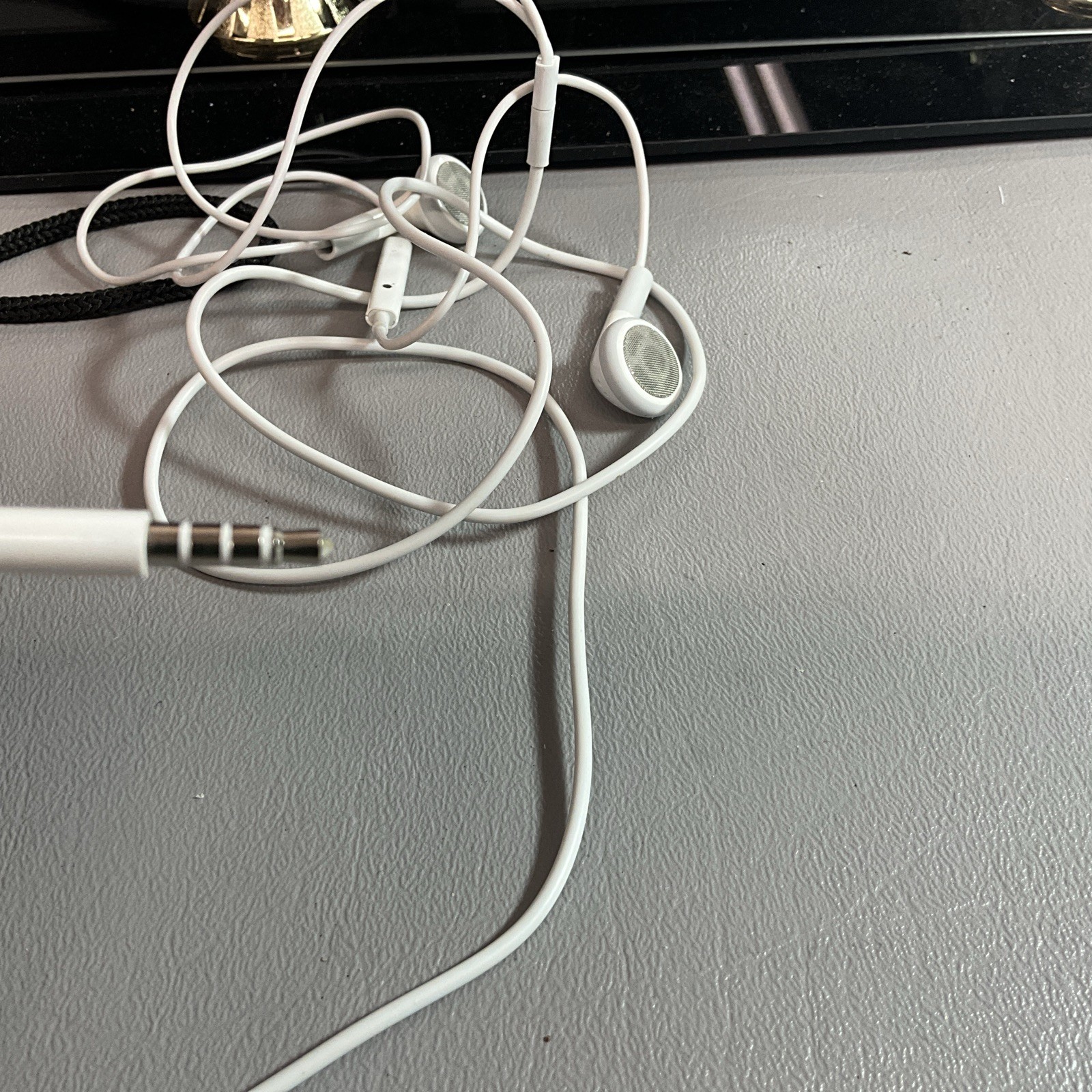VINTAGE EAR BUDS, UNBRANDED 30 INCH CORD EASY TO STORE CASE. (S1305).
