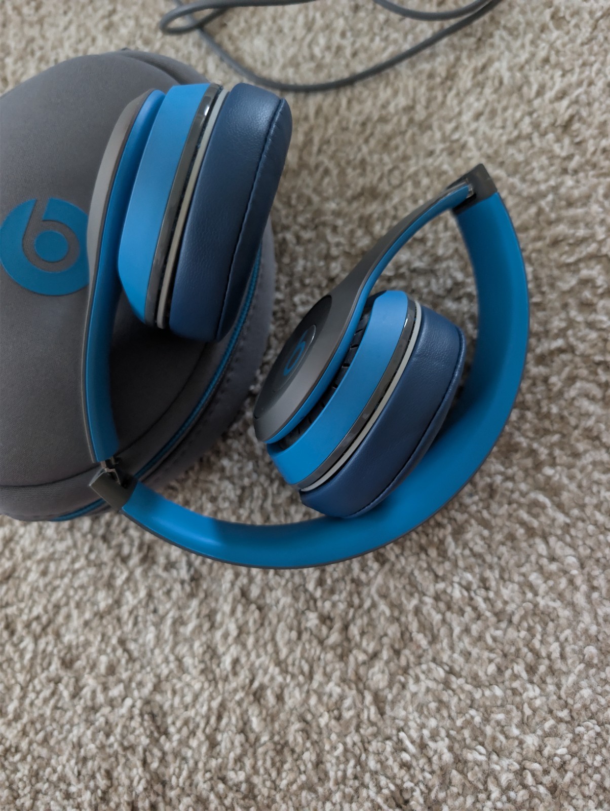Beats by Dr. Dre Solo 2 Wired On-Ear B0518 Headphones With Cable And Beats Case