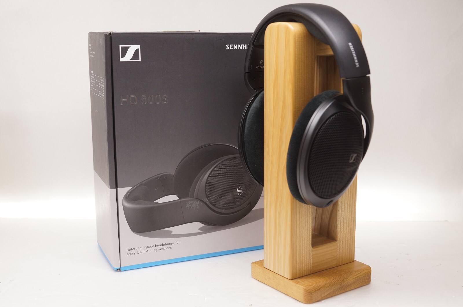 Sennheiser HD560 S Over-The-Ear Audiophile Headphones with Box / From Japan