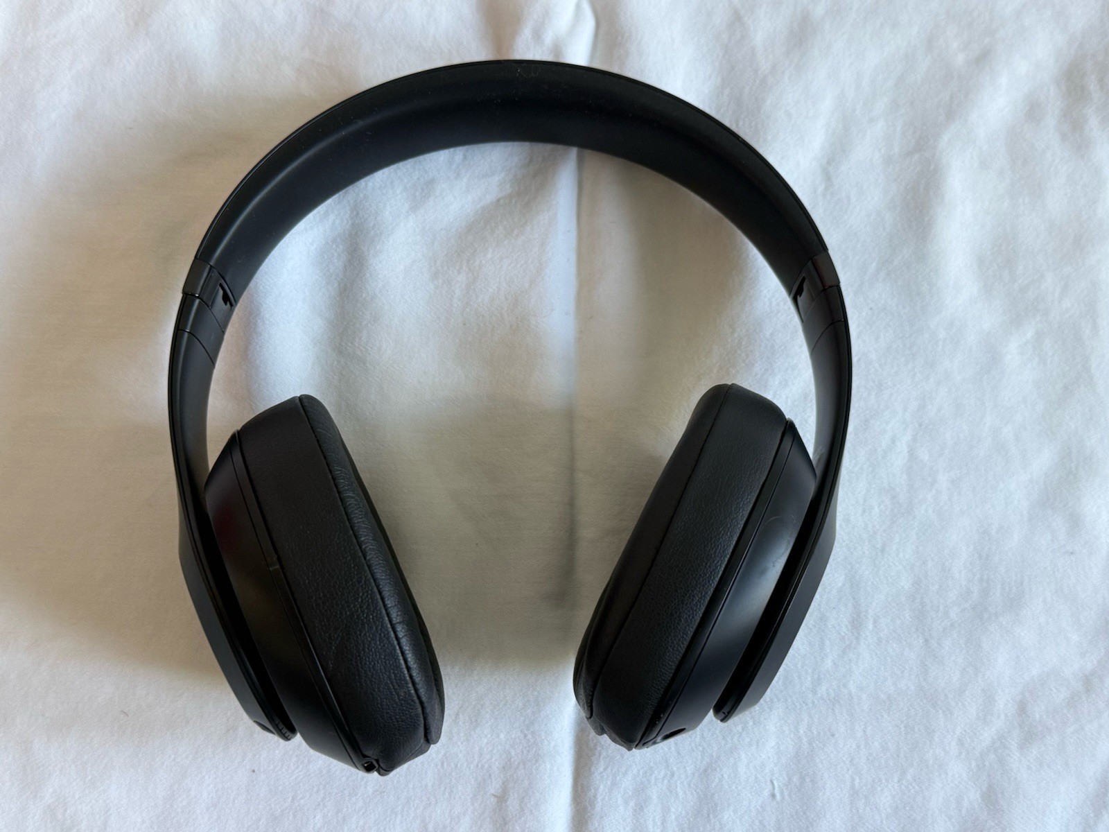 Beats Studio3 Wireless Noise Cancelling Headphones Matte Black With Case
