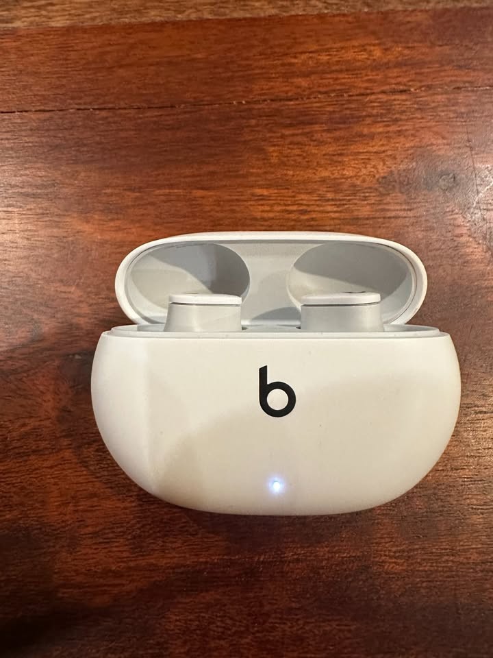 BEATS STUDIO BUDS WIRELESS NOISE CANCELLATION EARBUDS MJ4Y3LL/A – WHITE