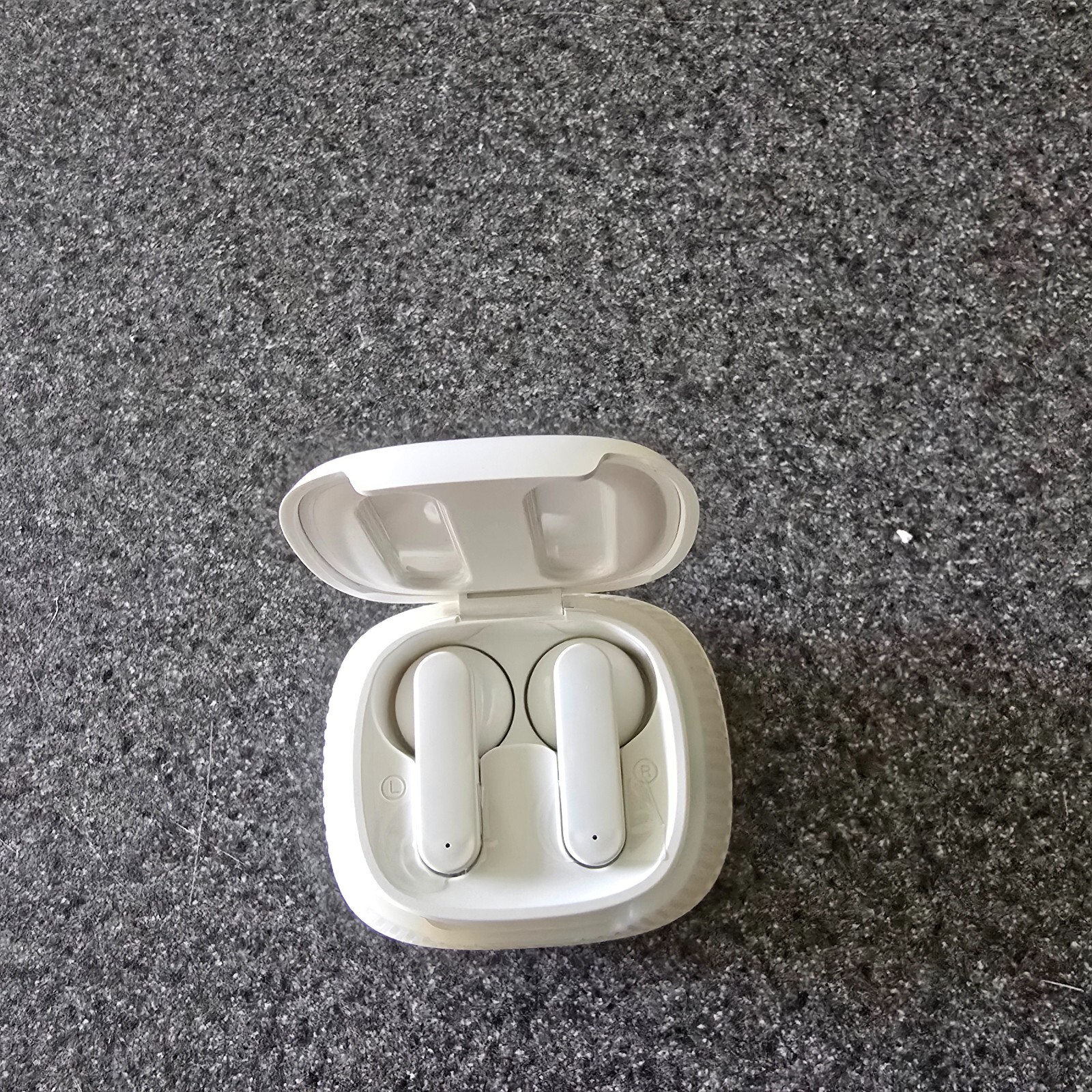 Indian River Hospital Wireless White Earbuds Black Case USB Charger USA Seller