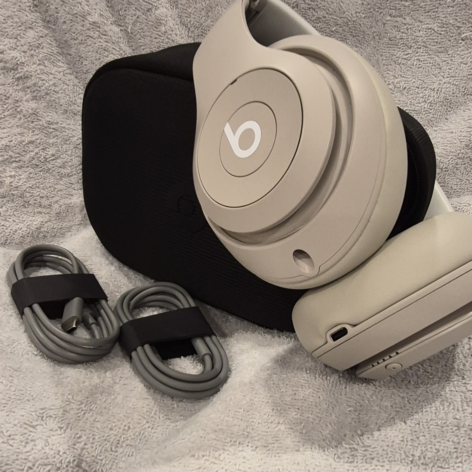 Beats by Dr. Dre Studio Pro Over-Ear Headphones Beige Bluetooth USB-C Case