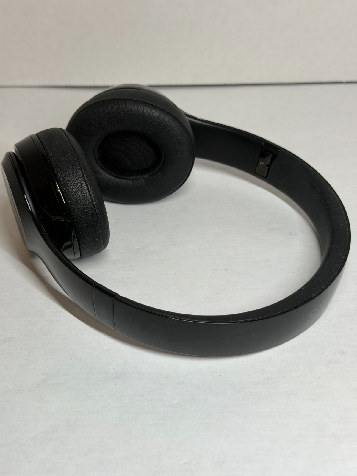 Beats by Dr. Dre Solo3 Over the Ear Headphone – Gloss Black (A1796) B8