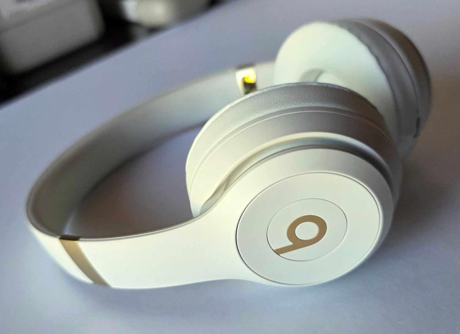 Unused OEM White & Gold Beats Solo 4 Wireless Headphones MC2M4LL/A in Bulk Pkg