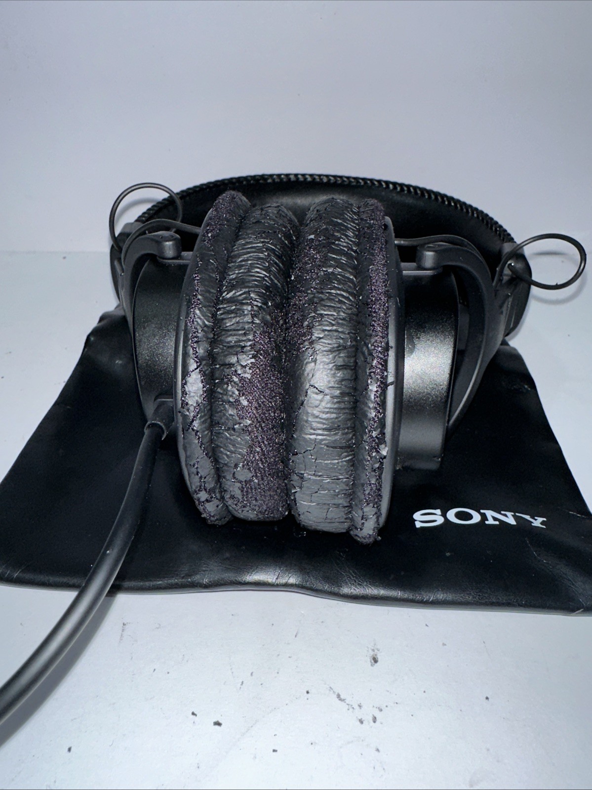 Sony MDR-7506 Professional Over-Ear Headphones Black Needs New Pads
