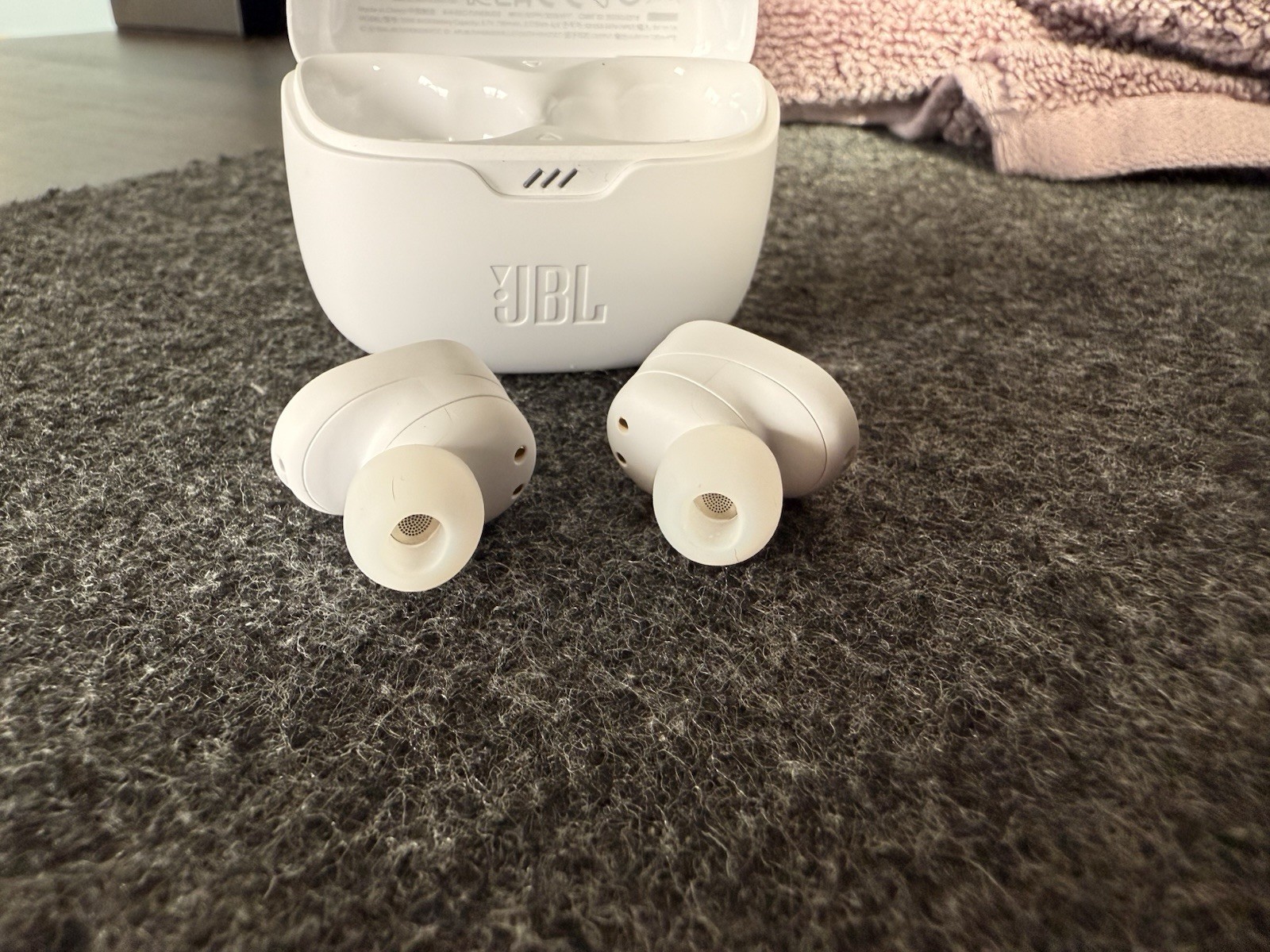JBL Tune Buds True Wireless Bluetooth Earbuds White Low Use Great Condition