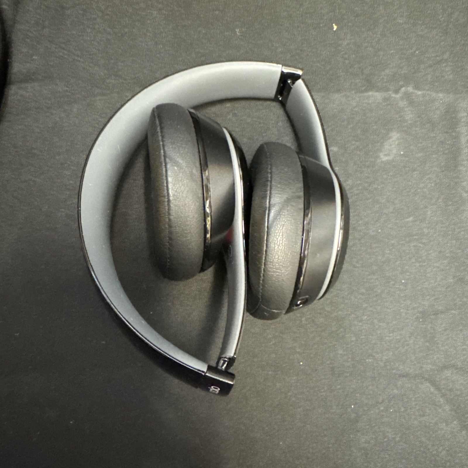 Beats Solo2 Over the Ear Headphones – Black With Wire and Case