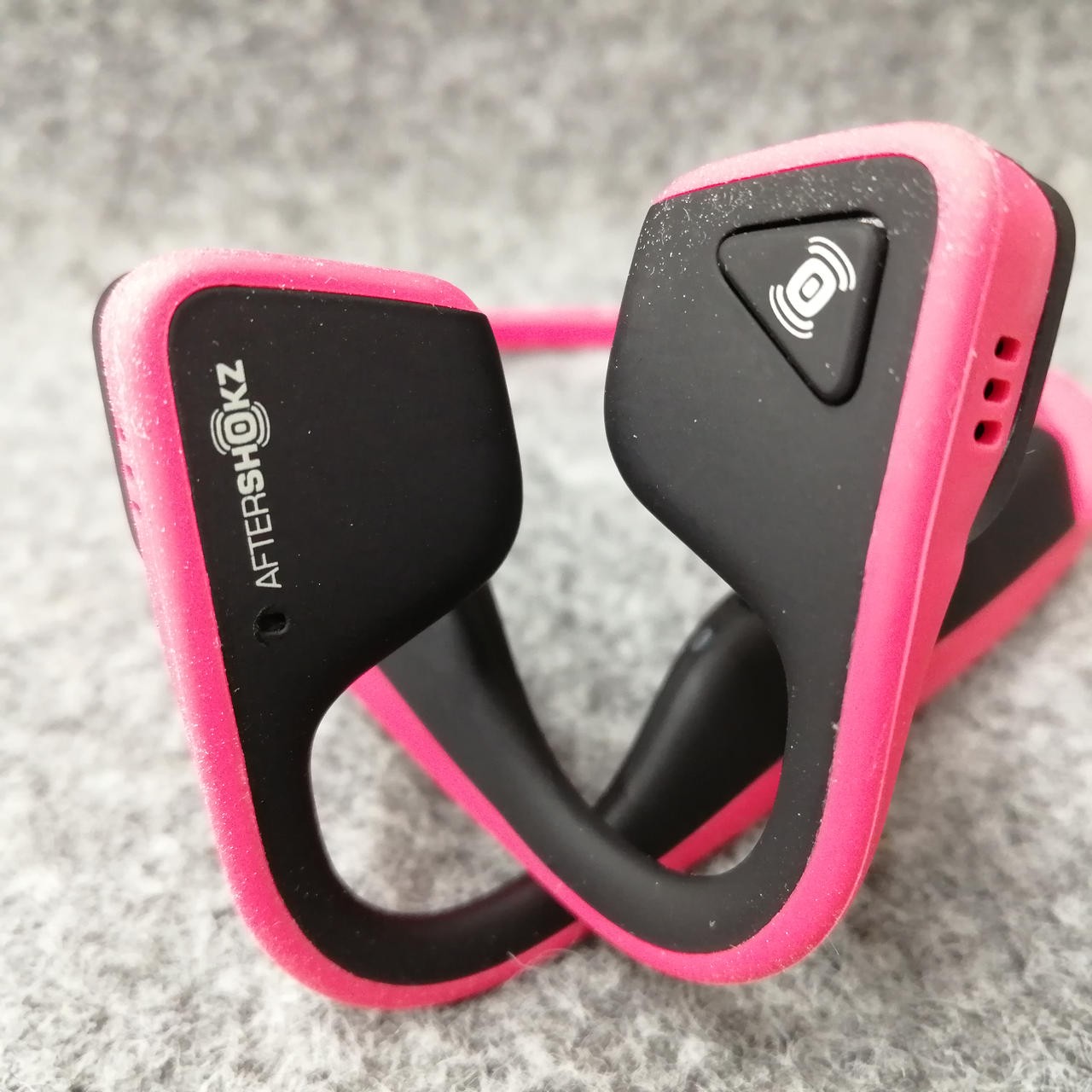AfterShokz AS600 Trekz Titanium Wireless Bone Conduction Headphones Black-Pink