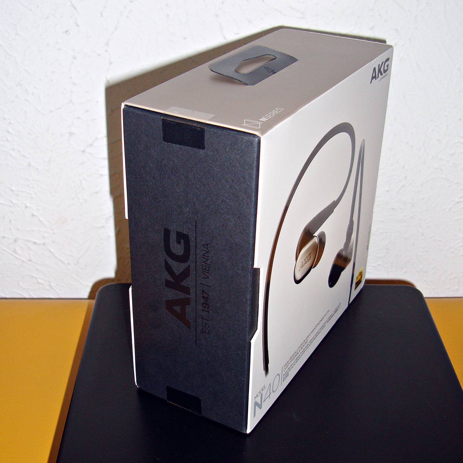 【NEW】AKG N40 IN-EAR HEADPHONES (BLACK AND SILVER)