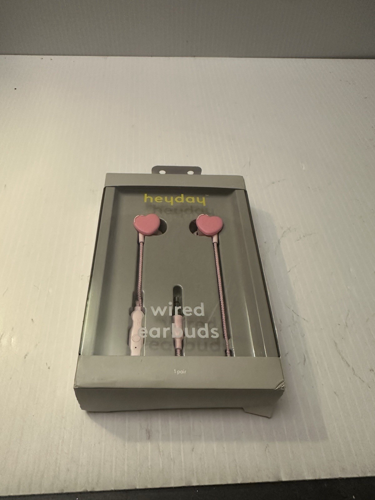 Heyday wired earbuds in Candy Pink, 3.5mm Aux, Microphone /DWK180
