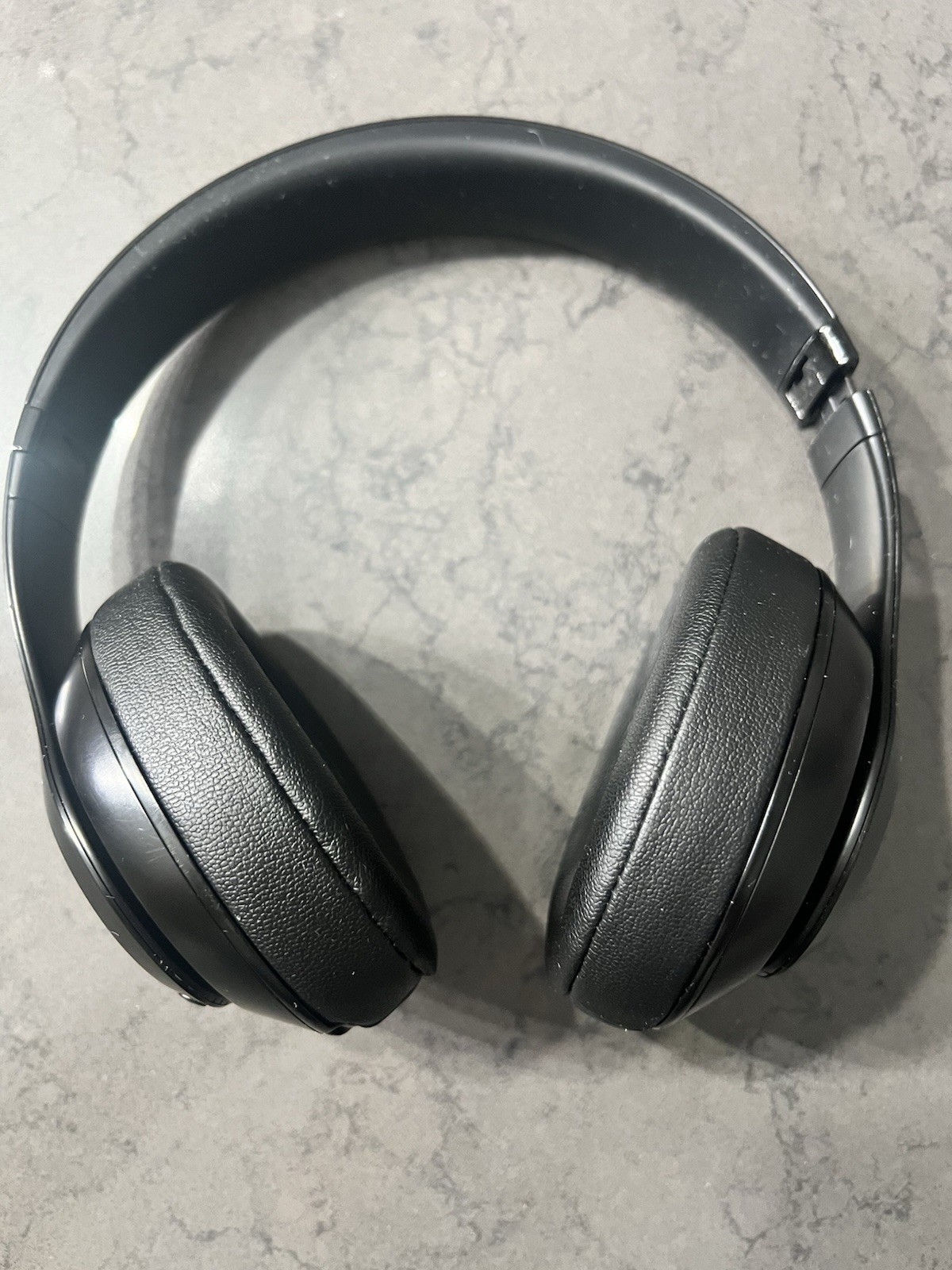 Beats by Dr. Dre Studio3 Over the Ear Wireless Headphones – Black Small Tear