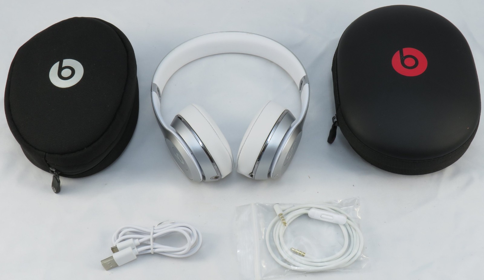 Beats A1796 Solo3 Wired / Wireless Bluetooth Headphones – white / silver – mint