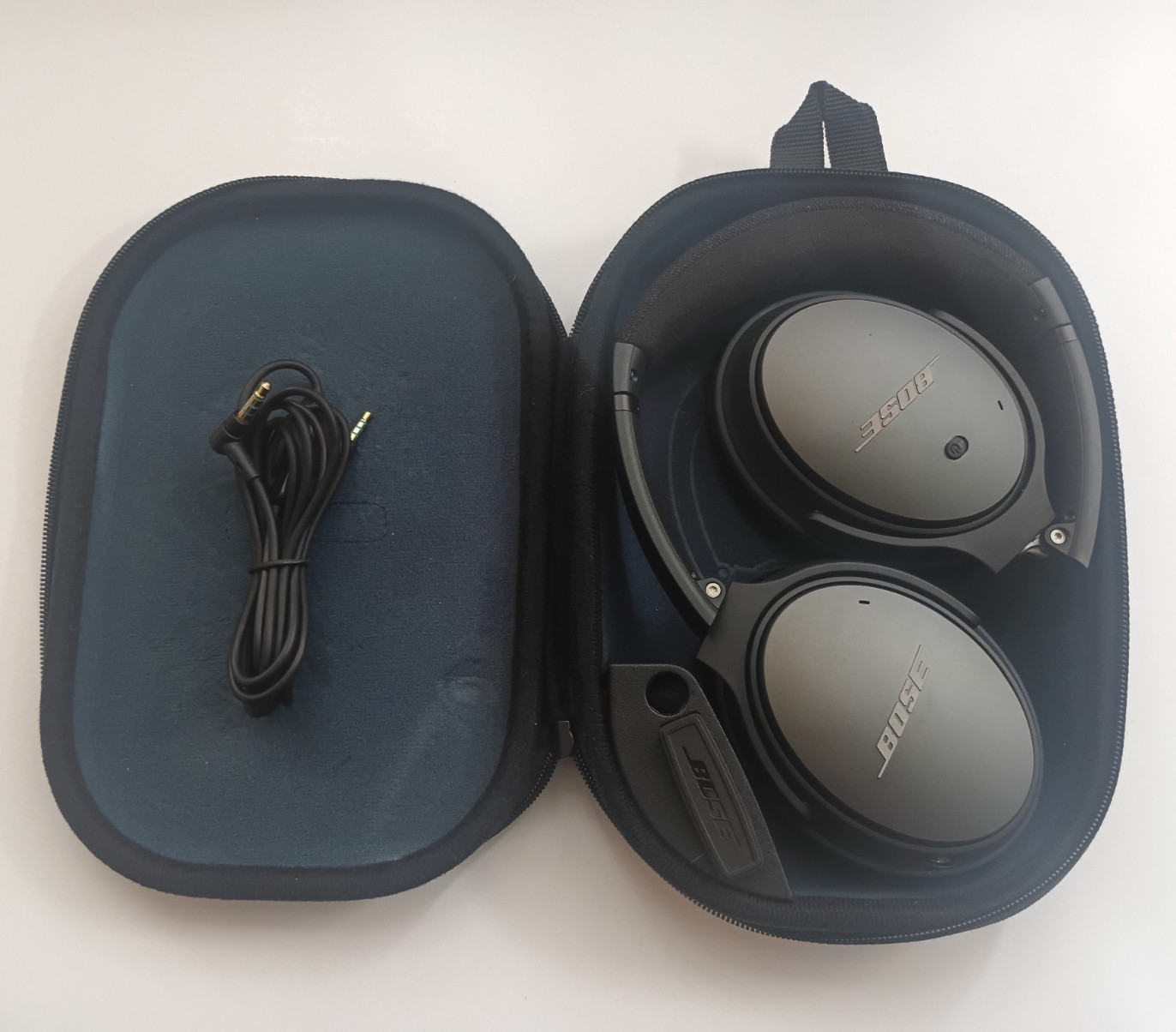 Bose QuietComfort 25 (QC25) Noise Cancelling Headphones with Case and Cables