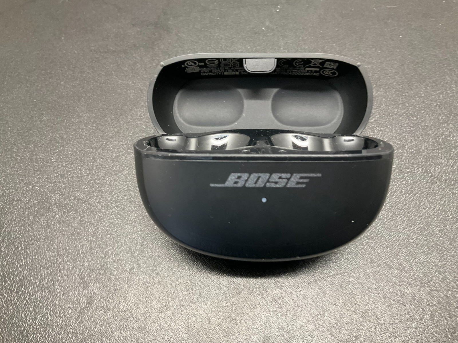 Bose Wireless In-Ear Earbuds Bluetooth Model 438926 Charging Case black