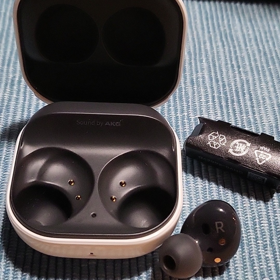 Samsung Galaxy Buds 2 *See description