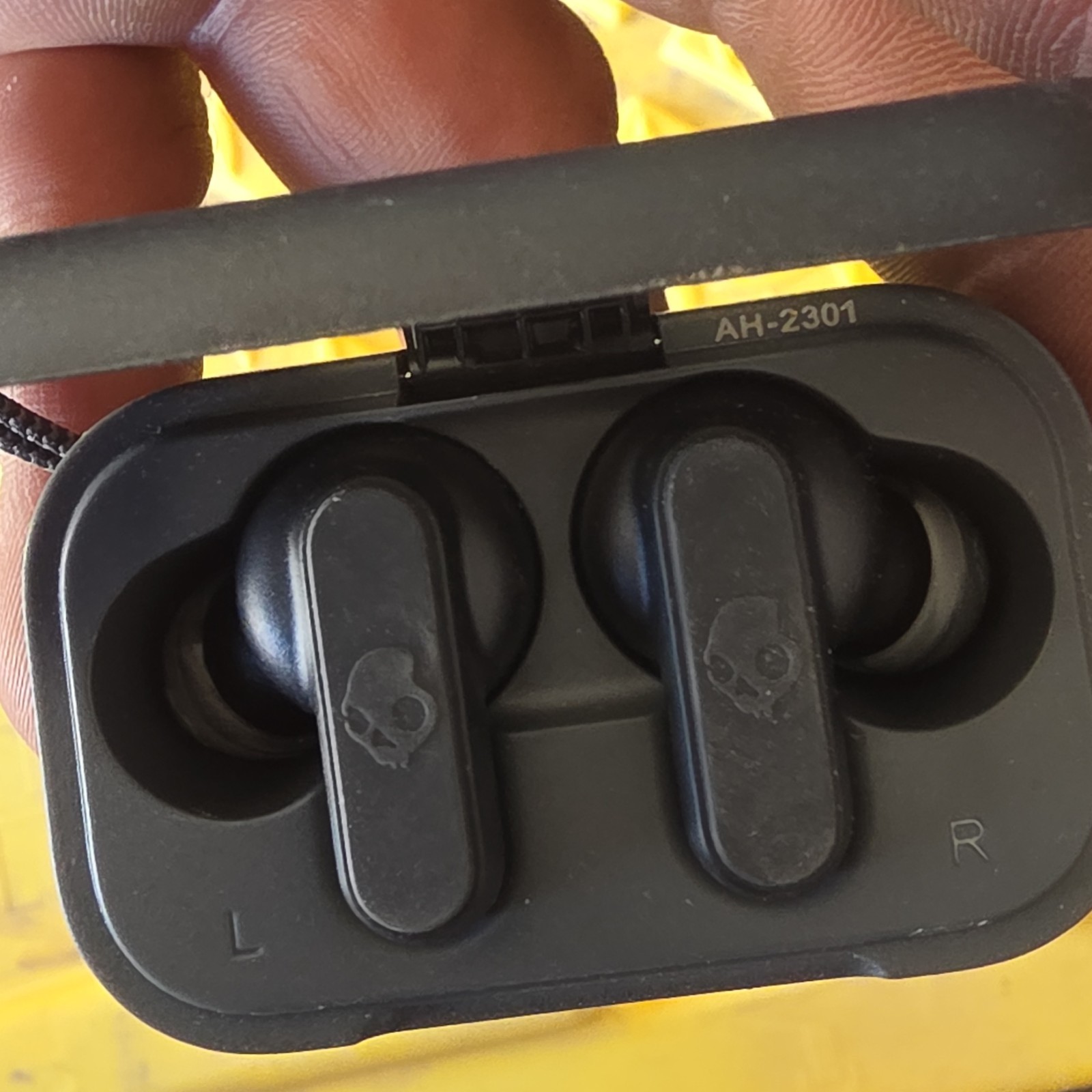 Skullcandy AH-2301 Wireless Bluetooth In-Ear Earbuds Charging Case Black