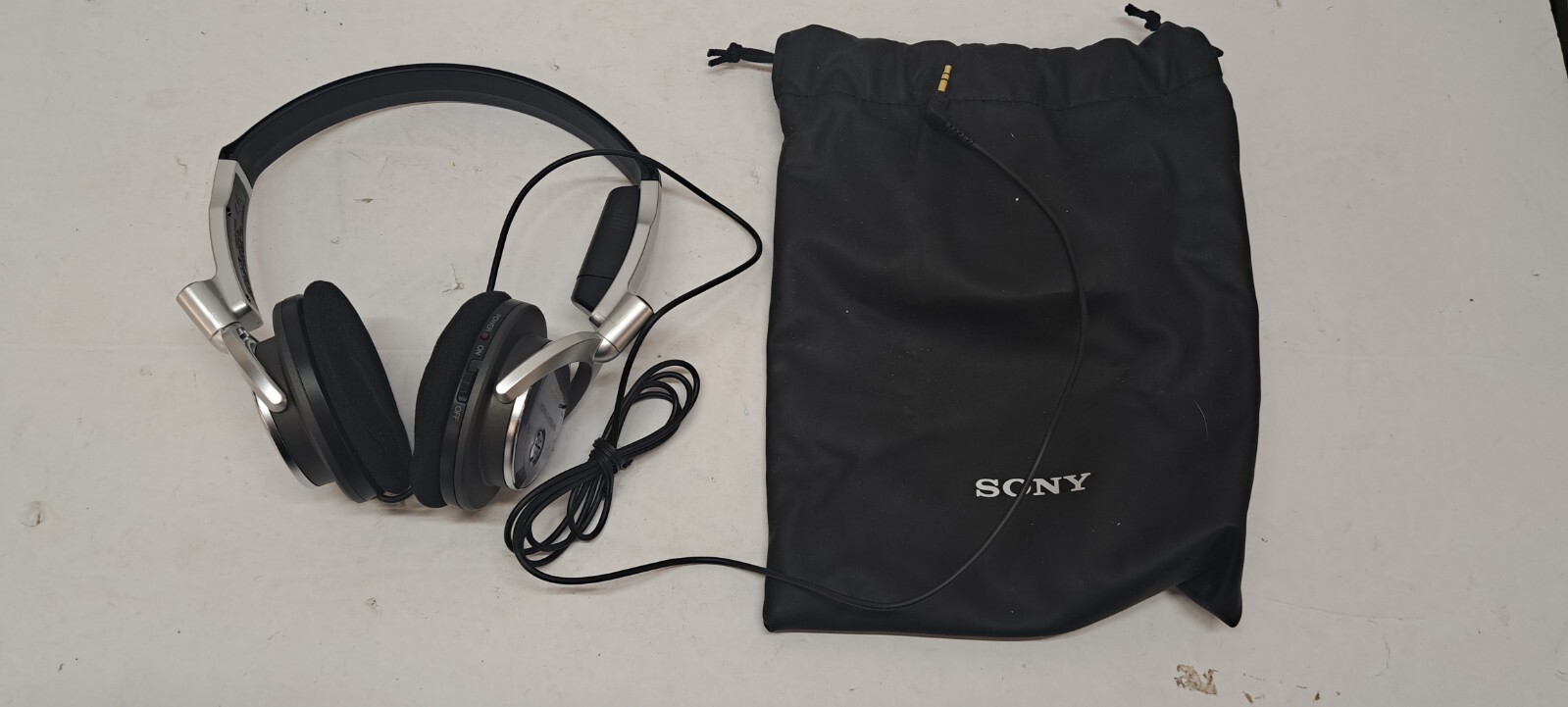 Sony Headphones – MDR-NC6 – Silver Noise Canceling & Bag