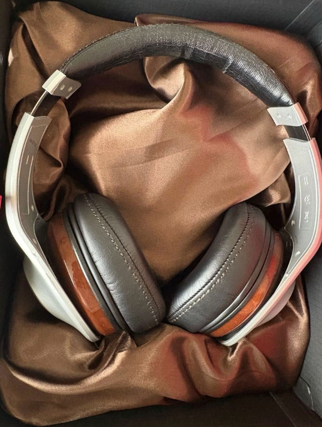 DENON AH-D7100 Over-Ear Headphones Brown 50mm Driver Natural Mahogany Housing