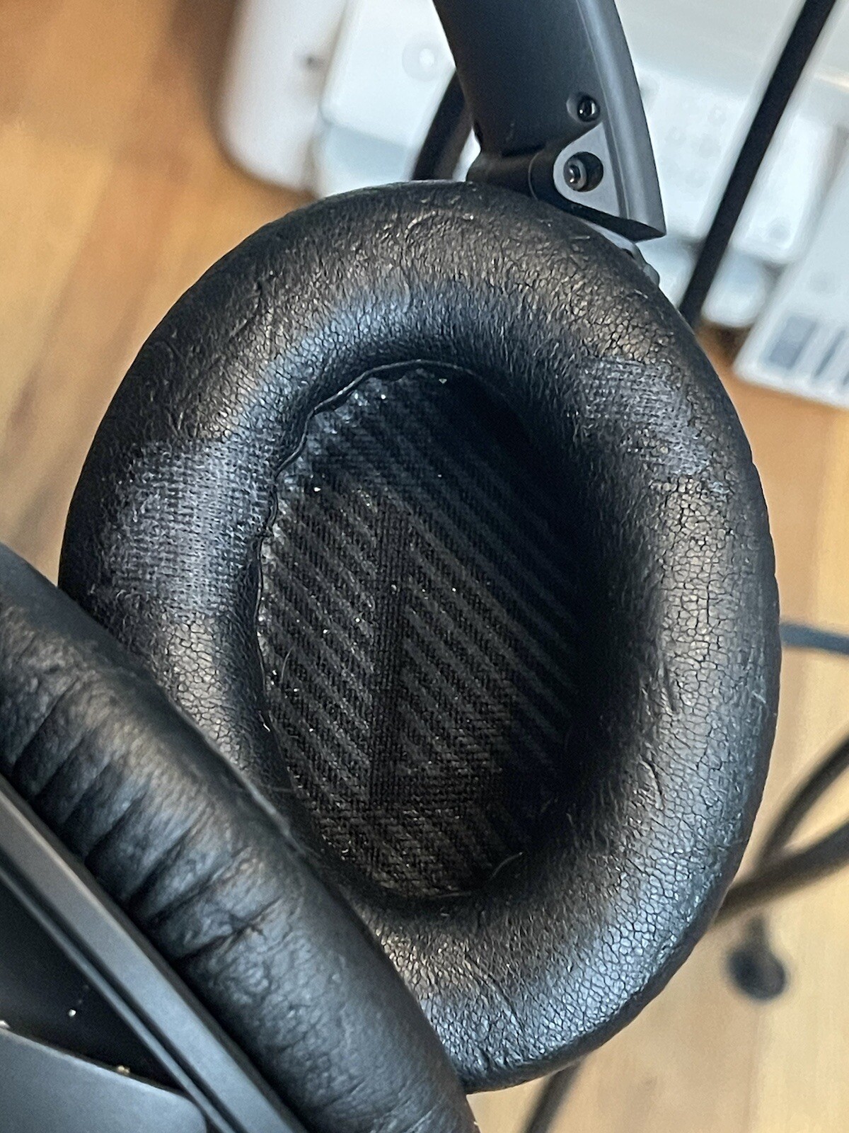 Bose QuietComfort 35 Over the Ear Wireless Headphones – Black Needs Ear Padding