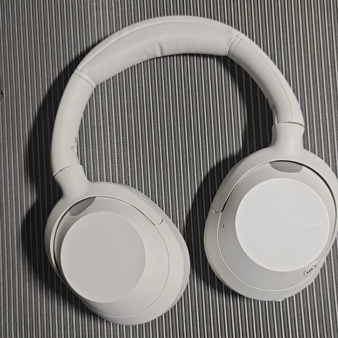 Sony WH-ULT900N Wireless Noise Canceling Bluetooth Headphones White – Excellent