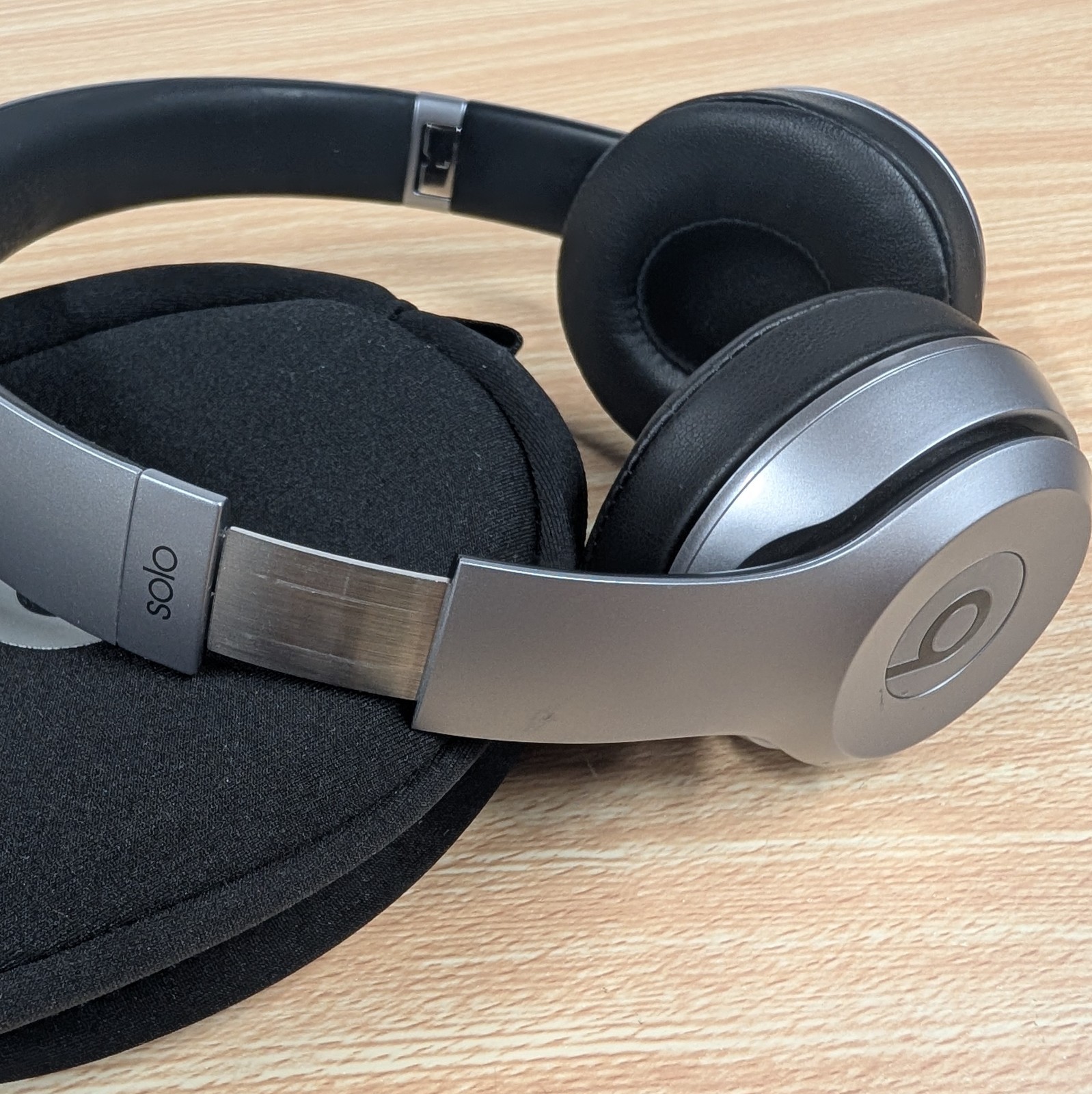 Beats by Dr. Dre Beats Solo2 Wireless On-Ear Headphones – Black Silver Case