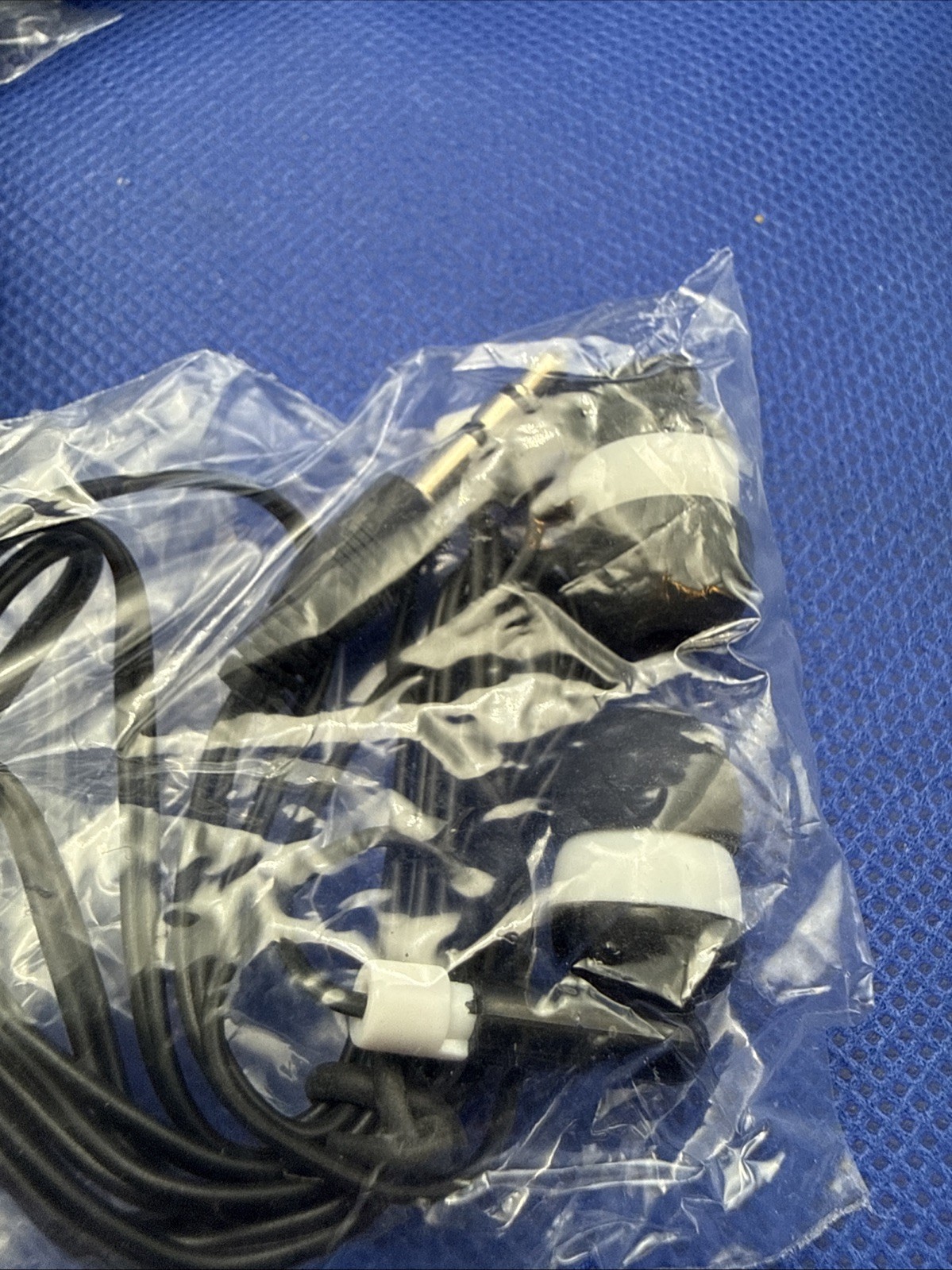Lot Of 140 wired in-ear earphones (earbuds)