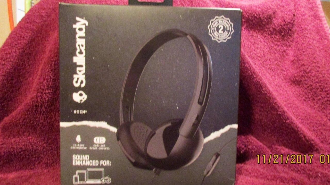 SKULLCANDY BLACK HEADPHONES WITH IN-LINE MICROPHONE AND MORE