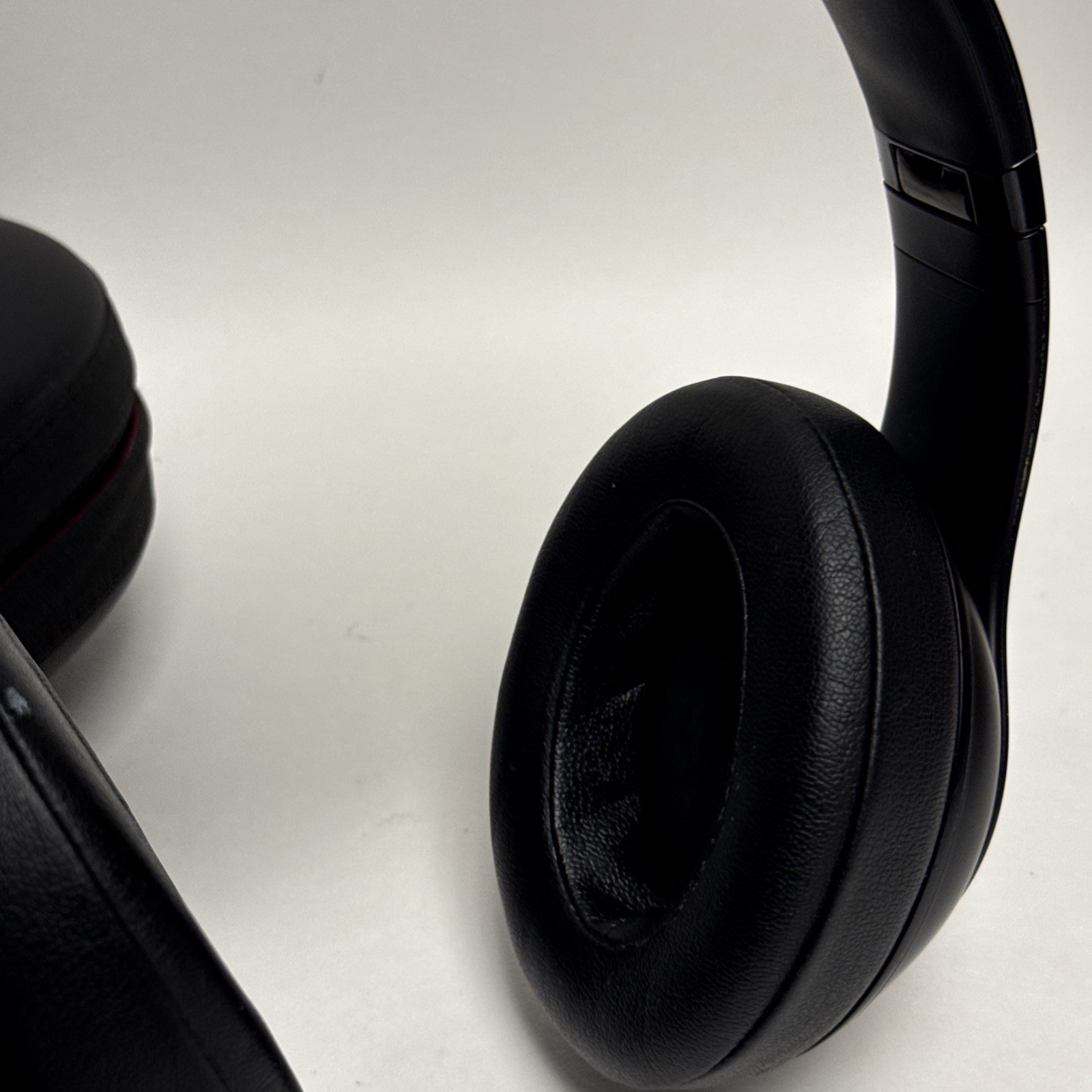 Beats by Dr. Dre Studio3 Over the Ear Wireless Headphones -Black (Cracked Side⚠️