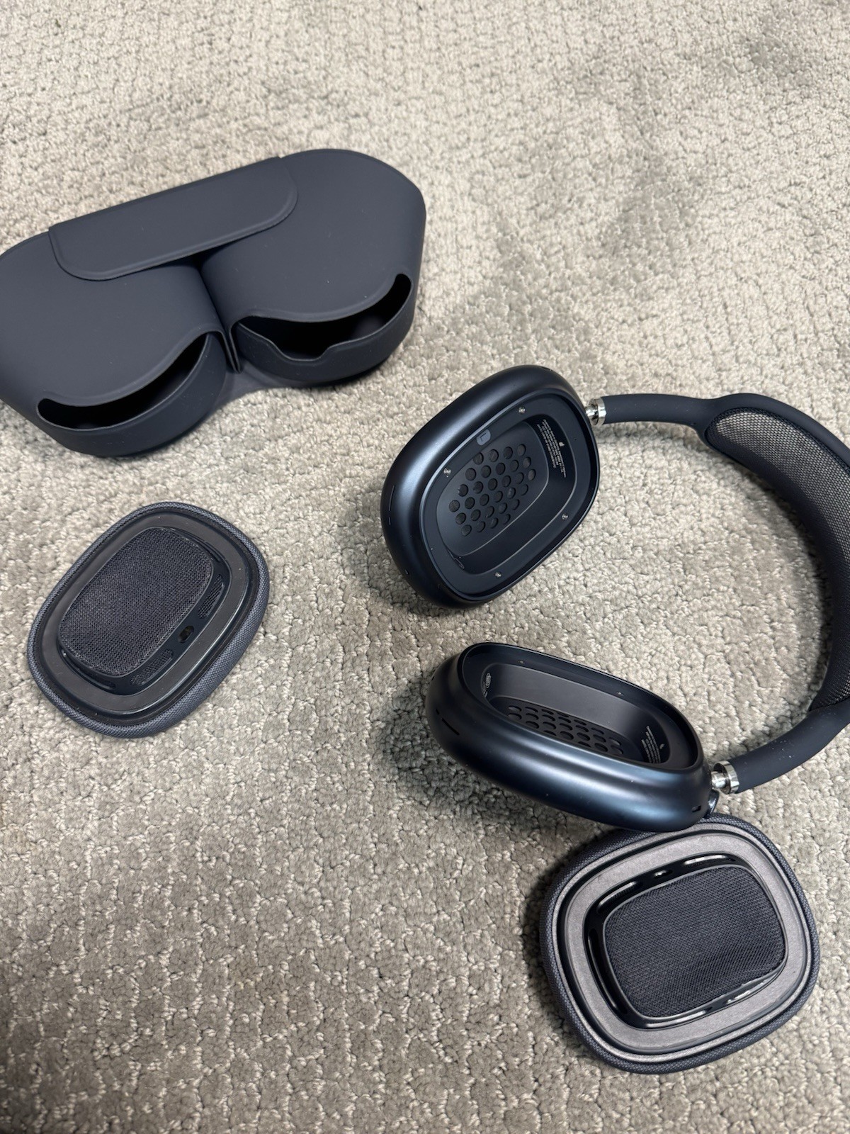Apple AirPods Max Bluetooth Noise Canceling Over-ear Midnight color