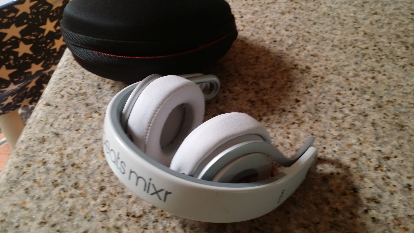Beats by Dr. Dre Beats Mixr wired headpone on the Ear Headphones White color