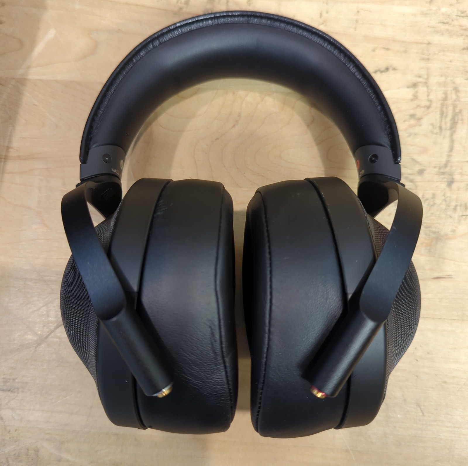 Sony MDR-Z1R Premium Hi-Res Closed-Back Over-Ear Headphones + Box & Accessories