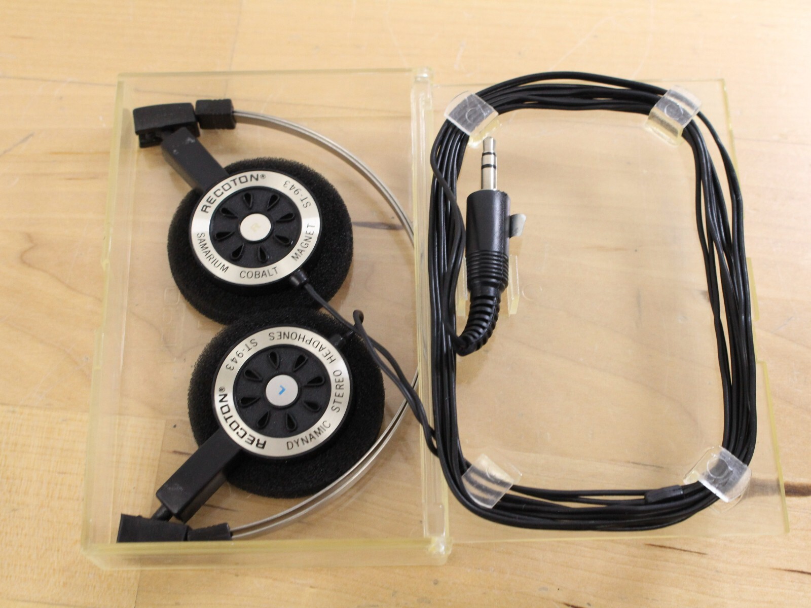 Vintage Recoton ST-943 Folding Dynamic Stereo Headphones with Cassette Case