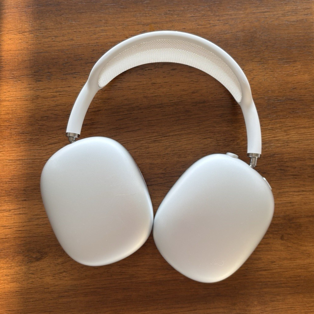 Apple AirPods Max White Bluetooth Wireless Over-Ear Headphones Built-In Mic