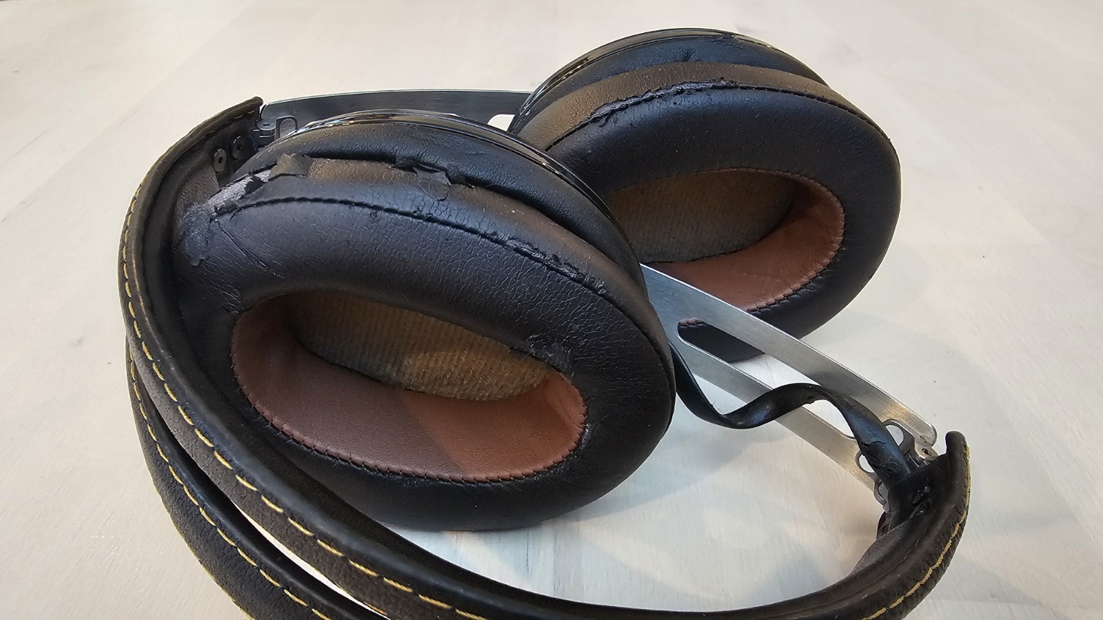 Sennheiser Momentum 2 Wireless Bluetooth Headphones Noise-Cancelling Black Blue
