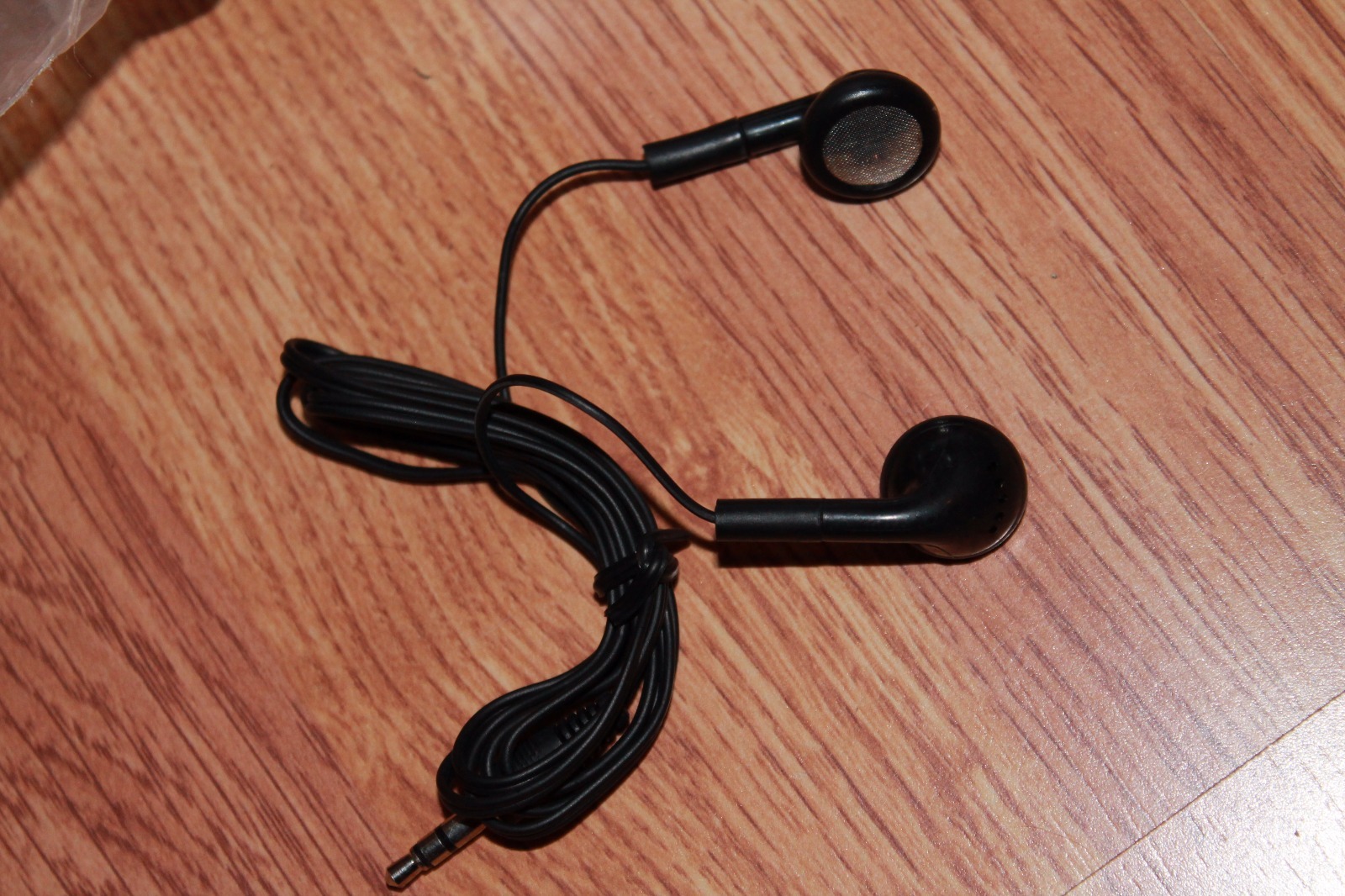 BULK Lot of 25 BLACK 3.5mm Headphones / Earbuds / Earphones – Great for Schools!