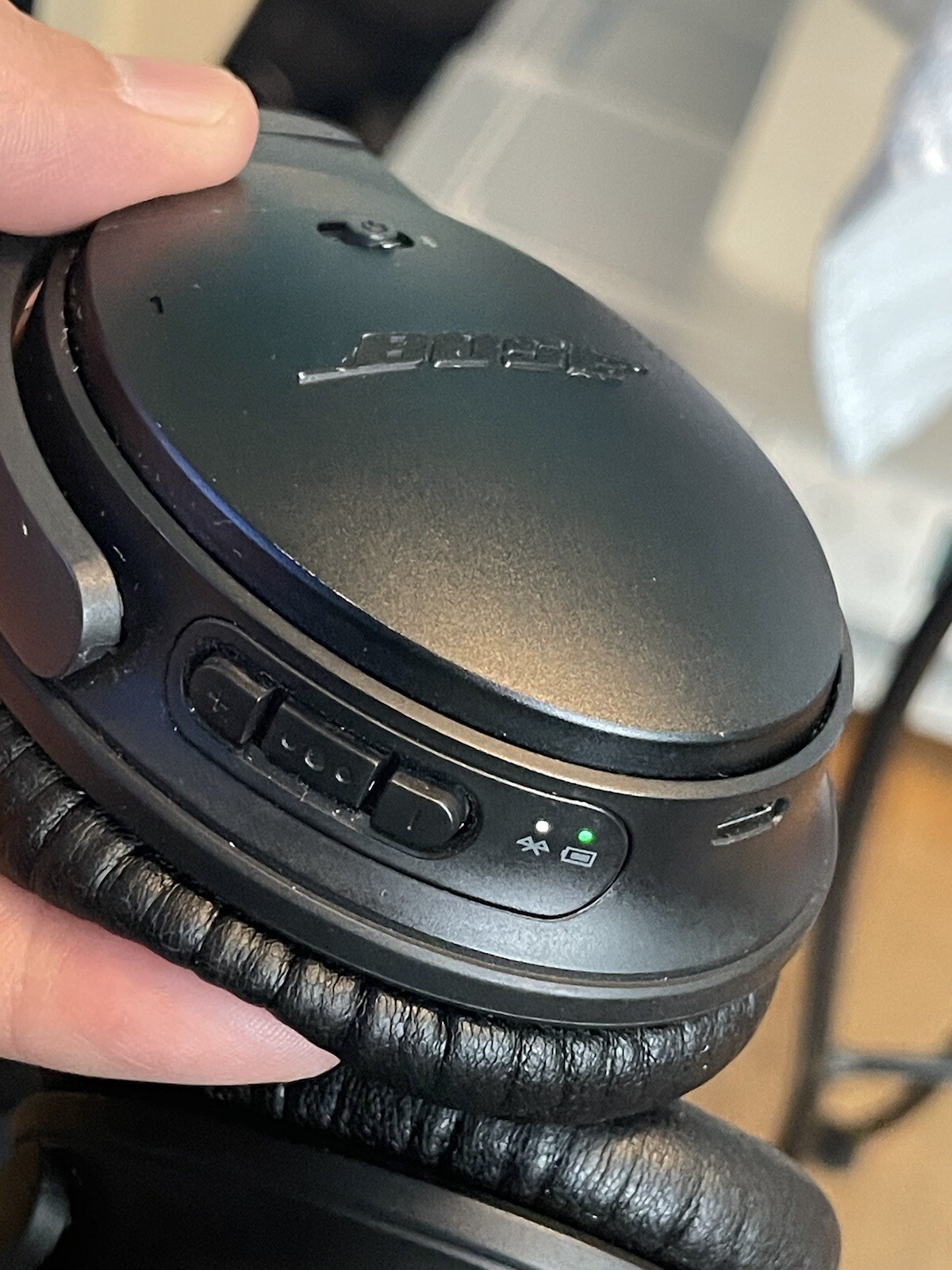 Bose QuietComfort 35 Over the Ear Wireless Headphones – Black Needs Ear Padding