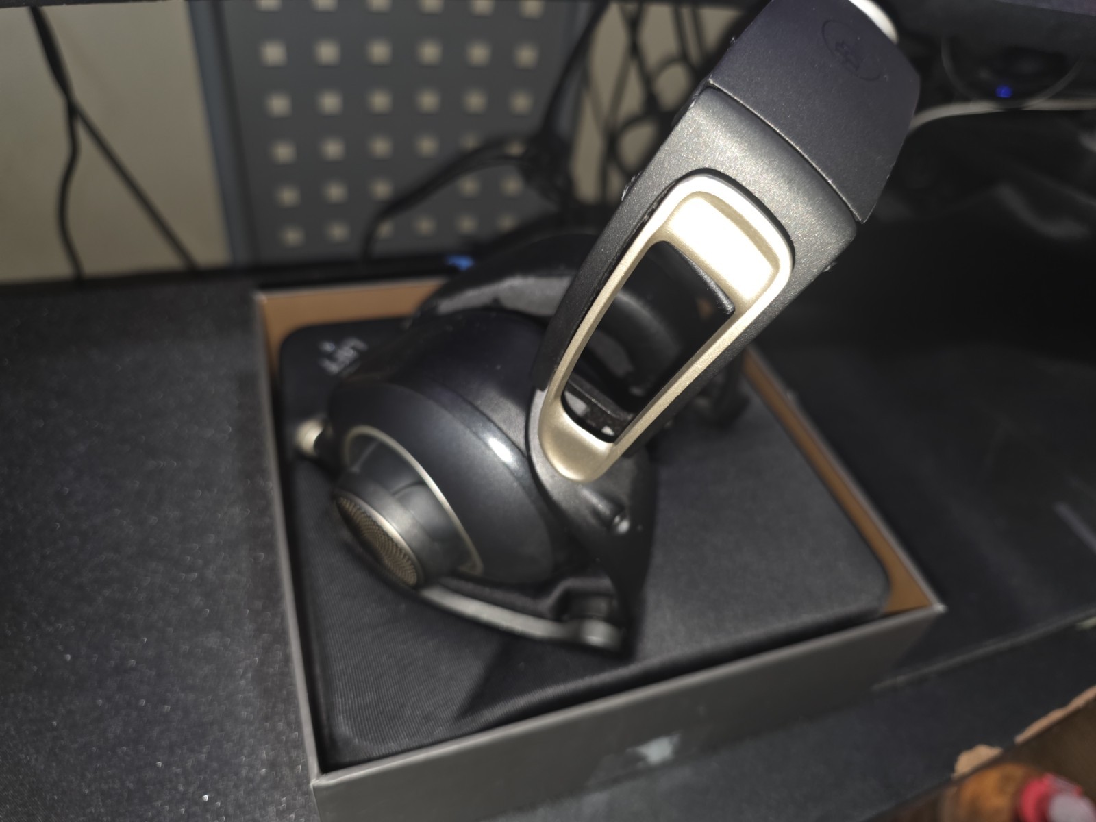 Blue SADIE Over-Ear Closed-Back Headphones – Hi-Fi/Studio, Built-in Amp